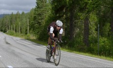 ac米兰体育官网-骑士横扫勇士，詹姆斯如何从决定者蜕变为关键先生