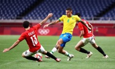 米兰体育官网-包含边路球员全场奔波，送出制胜传球助攻的词条