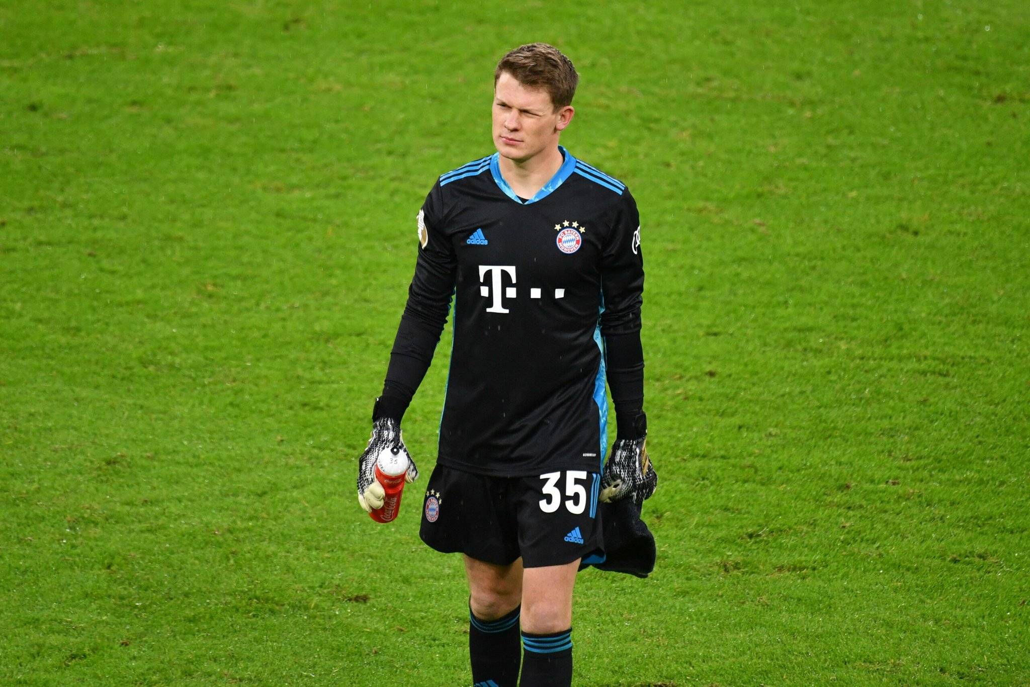 拜仁新王者：诺伊尔神扑，梅西失点的简单介绍