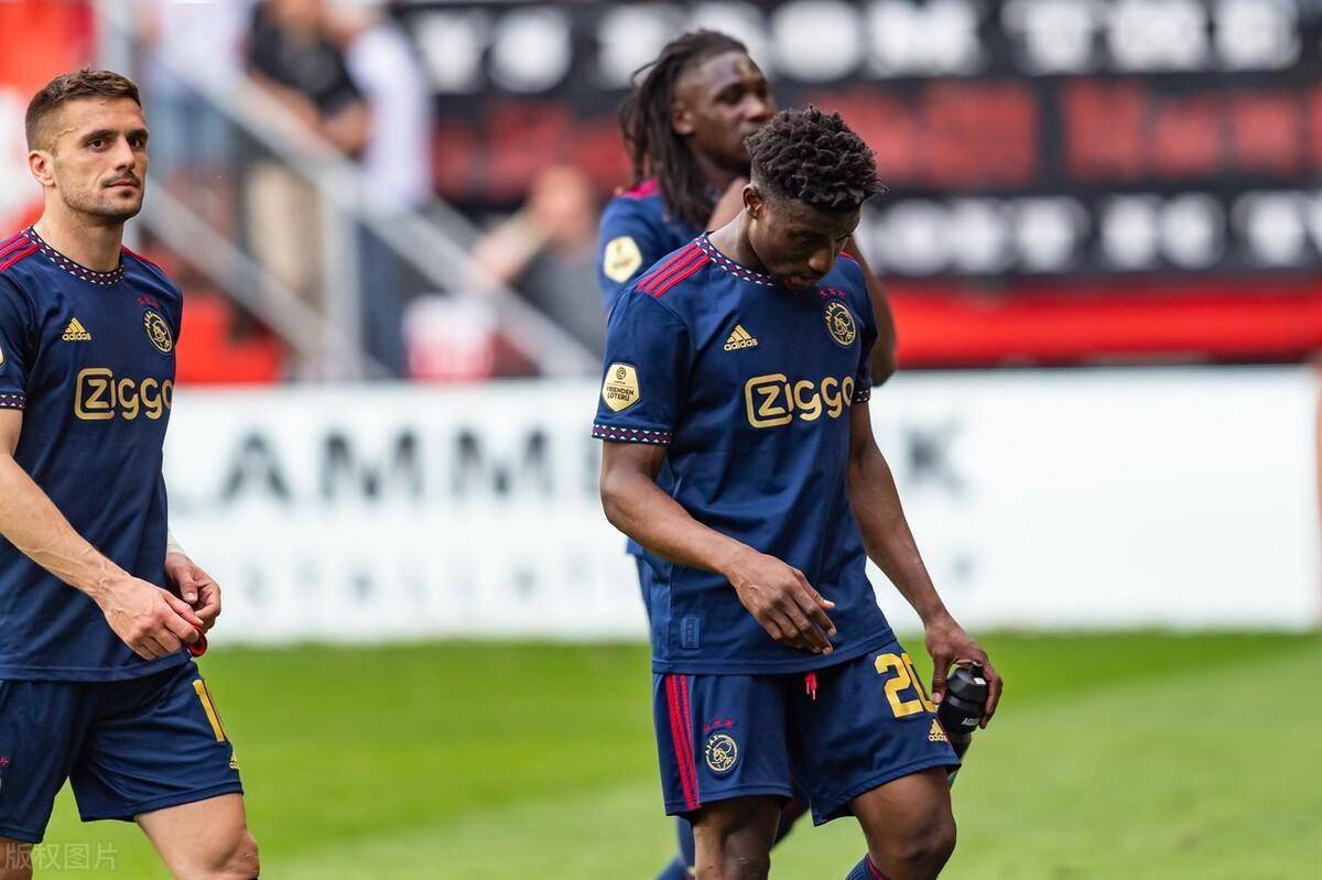 包含阿贾克斯后卫挡出关键球，帮助球队顺利晋级下一轮的词条