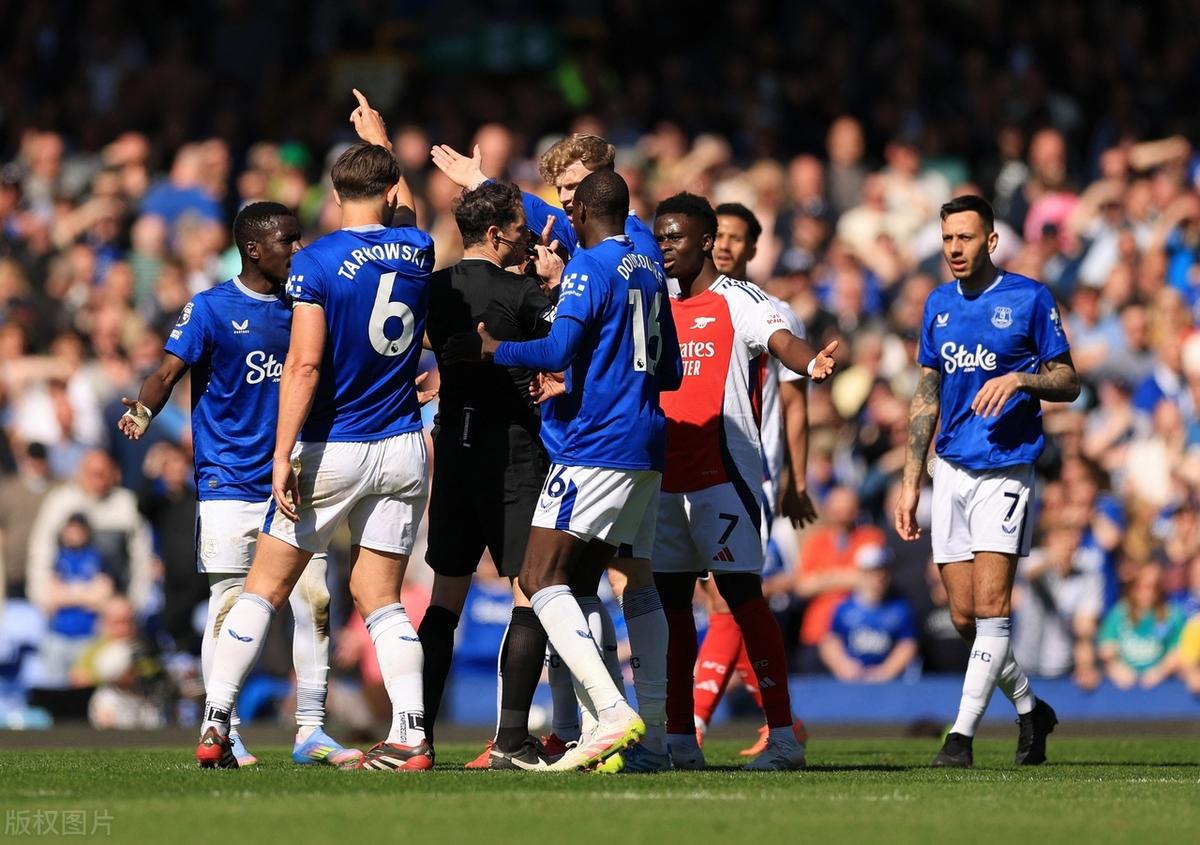 包含阿森纳击败埃弗顿，暂时领跑英超联赛的词条