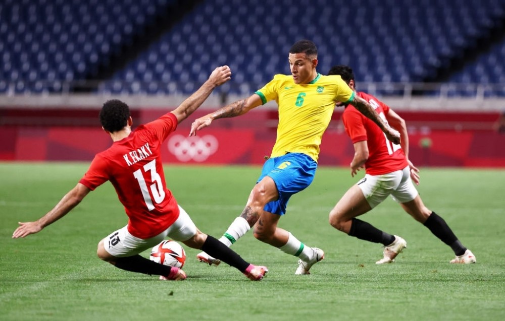 包含边路球员全场奔波，送出制胜传球助攻的词条