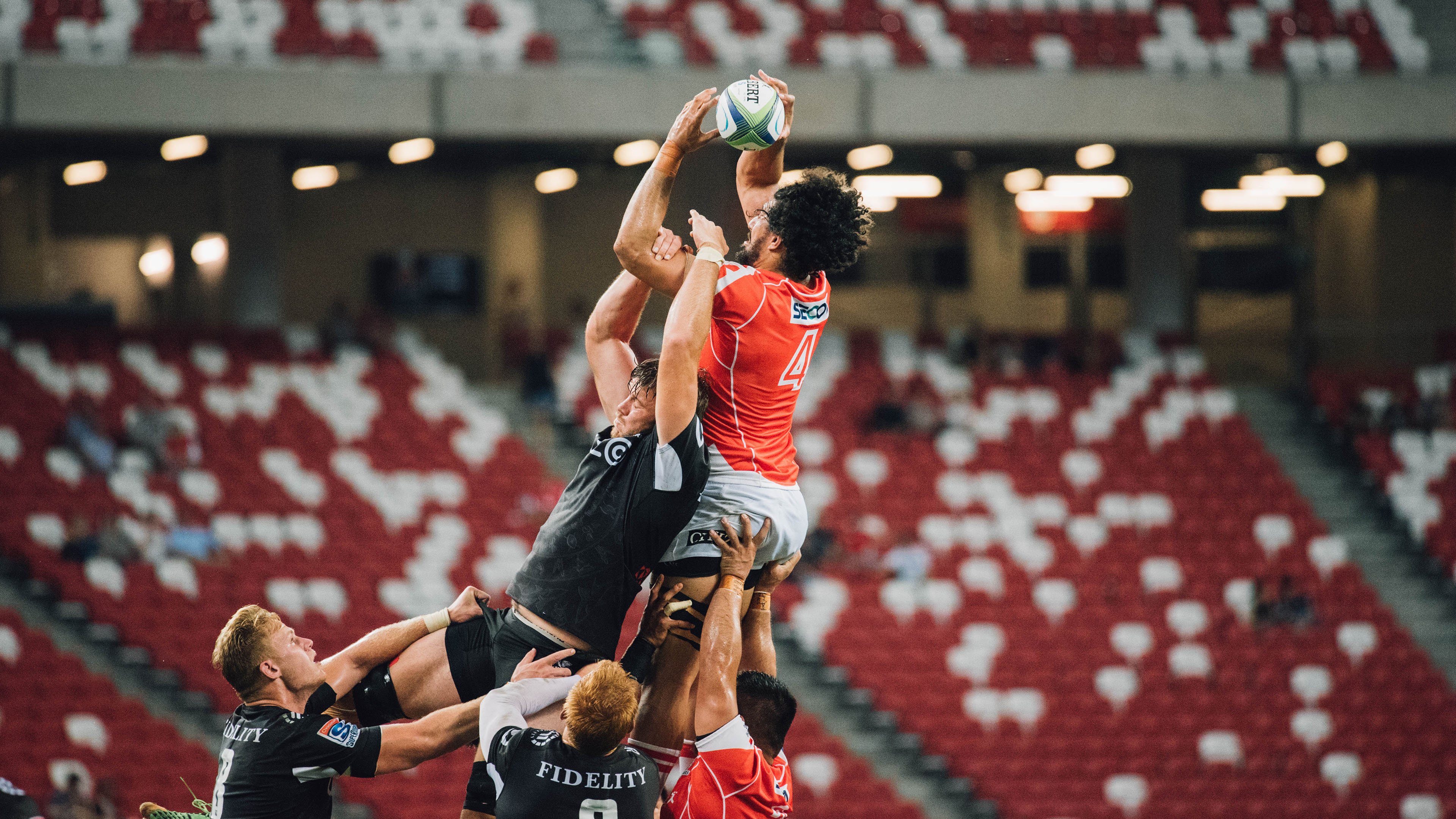 太阳对阵雄鹿，库里关键回合不手软