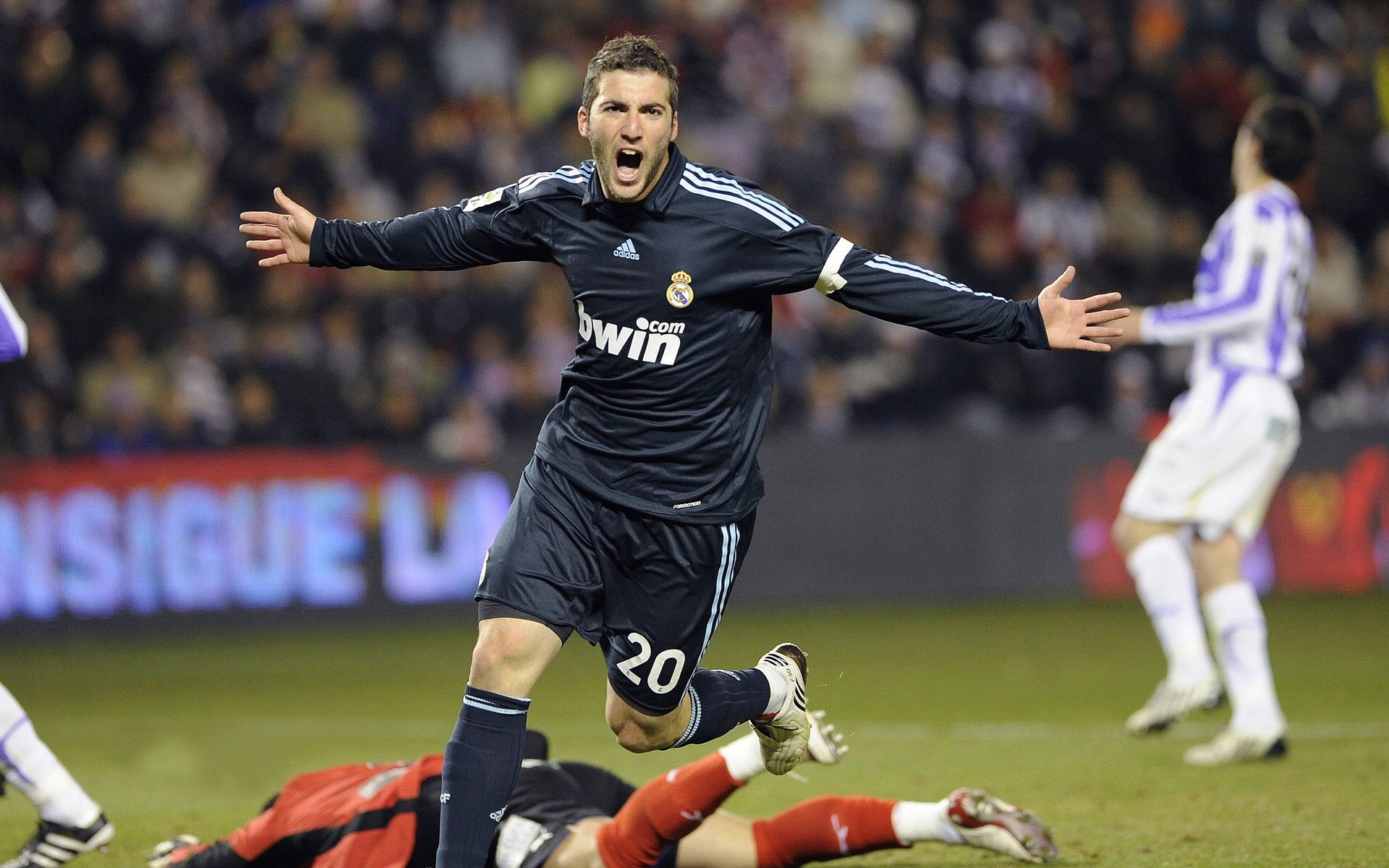 法拉利轻取红牛二队,皮亚斯特里带队取胜,新星崛起与车队策略的完美结合