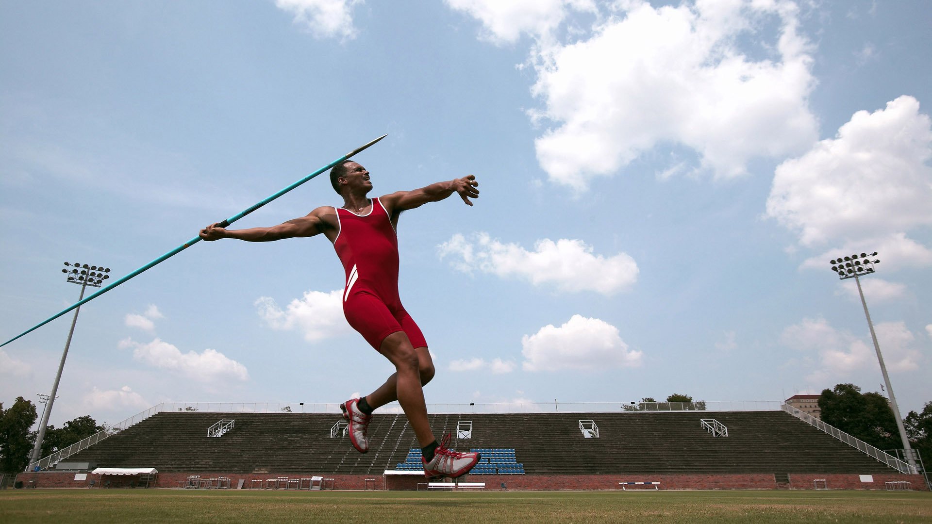 跃马与银箭的黄昏，当阿斯顿马丁的轰鸣碾压迈凯伦，周冠宇如何以东方速度改写F1的秩序